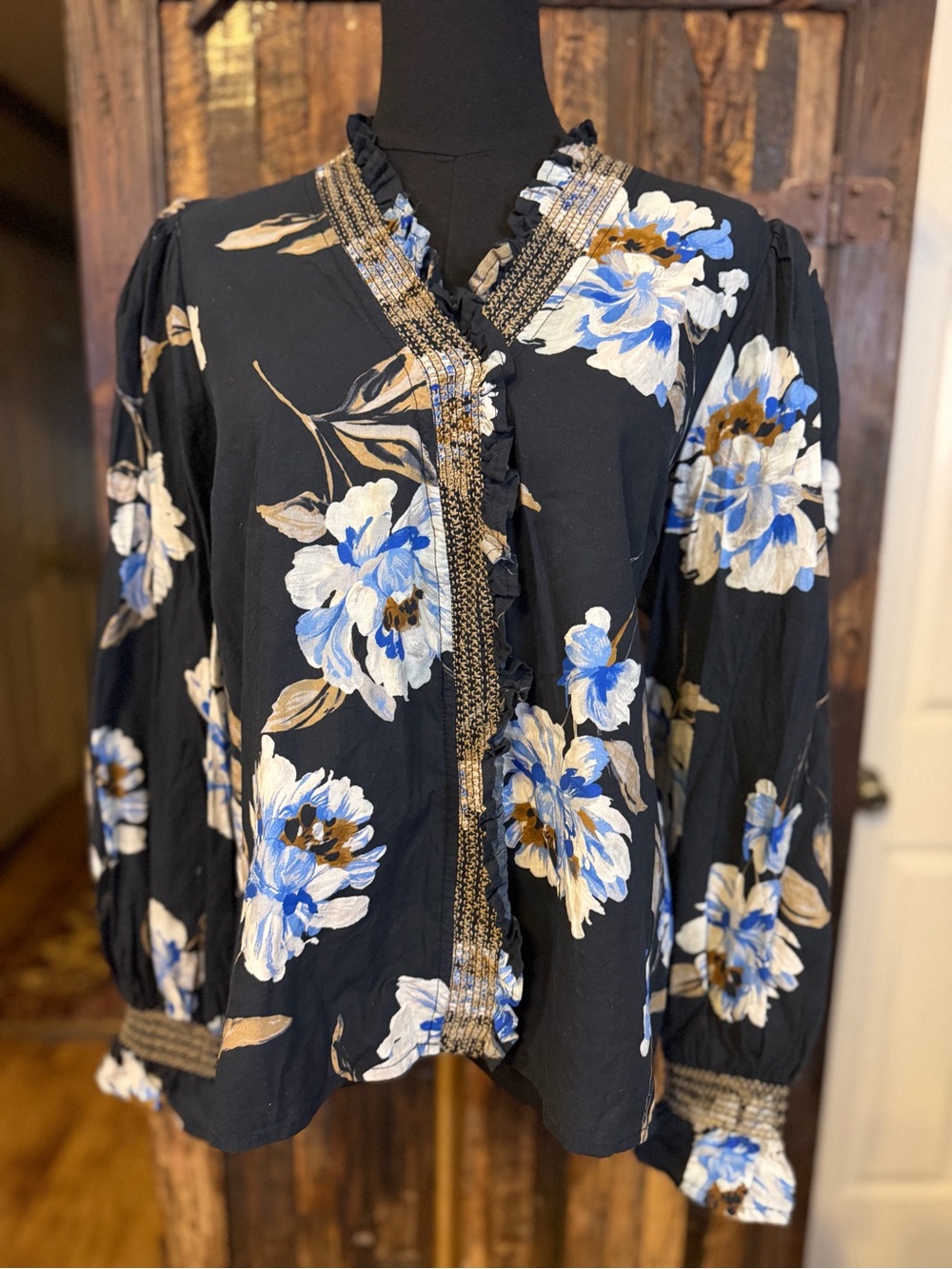Entro Women’s Medium Black Blue Floral Smocked Ruffle Blouse Boho